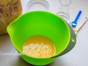 蛋黄用放入植物油，用手动打蛋器搅拌至乳化状态。