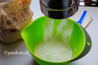 称量后的面粉过筛至蛋黄液中，建议夏季的蛋糕粉过筛2次，夏天比较潮湿，称量后的面粉吸潮很快，称量后先过筛一次，然后再过筛到蛋黄中。