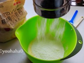 称量后的面粉过筛至蛋黄液中，建议夏季的蛋糕粉过筛2次，夏天比较潮湿，称量后的面粉吸潮很快，称量后先过筛一次，然后再过筛到蛋黄中。