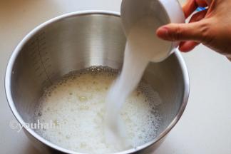 打蛋清之前先预热烤箱，蛋清先用电动打蛋器打出泡沫，放入几滴白醋，细砂糖一次性放入蛋清中，分次放细砂糖也可以，偷懒一次性放进去了，不会影响蛋清的打发。