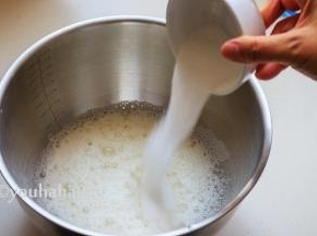 打蛋清之前先预热烤箱，蛋清先用电动打蛋器打出泡沫，放入几滴白醋，细砂糖一次性放入蛋清中，分次放细砂糖也可以，偷懒一次性放进去了，不会影响蛋清的打发。