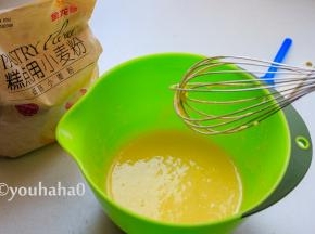 蛋黄糊继续用手动打蛋器搅匀待用，搅拌的时候不要用画圈的方式搅拌，要像炒菜一样，上下翻拌至没有面粉颗粒为止。