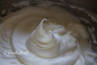 继续用电动打蛋器打发，拉起打蛋头的时候，看到蛋清有小弯钩即可，此时就是蛋白霜了。