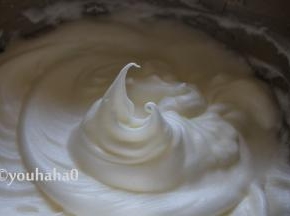 继续用电动打蛋器打发，拉起打蛋头的时候，看到蛋清有小弯钩即可，此时就是蛋白霜了。