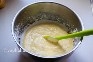 拌匀的蛋黄糊倒回余下的蛋白霜中，继续上下翻拌均匀。