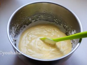 拌匀的蛋黄糊倒回余下的蛋白霜中，继续上下翻拌均匀。