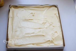 拌匀的面糊倒入烤盘中，用刮刀大致抹平表面。烤盘是28*28的不沾烤盘，为了方便脱模，还是铺上一层油纸。