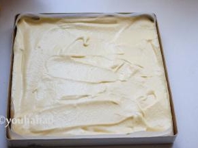 拌匀的面糊倒入烤盘中，用刮刀大致抹平表面。烤盘是28*28的不沾烤盘，为了方便脱模，还是铺上一层油纸。