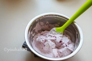 淡奶油在用之前，一定要放在冰箱里冷藏几个小时以上，加糖粉打至不流动的状态，放入2烧蓝莓果酱，用刮刀拌匀。