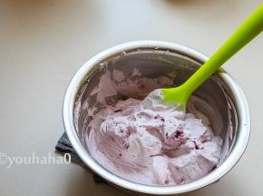 淡奶油在用之前，一定要放在冰箱里冷藏几个小时以上，加糖粉打至不流动的状态，放入2烧蓝莓果酱，用刮刀拌匀。