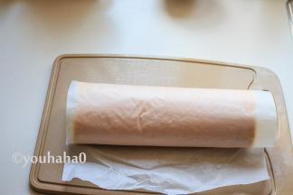 蛋糕卷用正面、反面都可以，反面撕油纸的时候，不小心撕破了相，直接将淡奶油涂抹在上面，借助油纸和擀面杖卷起蛋糕，放入冰箱冷藏一个小时以上。