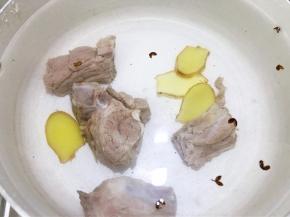 加入花椒粒，一次性加入足量的水
大火滚开后转小火煮10分钟