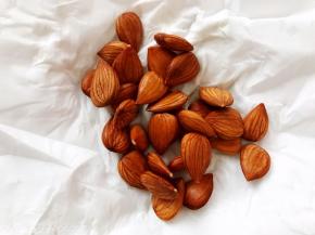 杏仁洗干净后用纸巾吸干水份