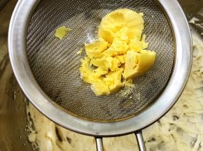 过筛蛋黄，用手指边压变过筛很好弄的哦