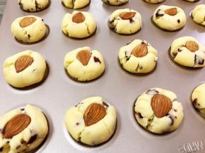 用杏仁从中间压下去就会有自然裂纹啦