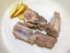 焯好水的排骨洗净后，重新放入锅里加入姜片