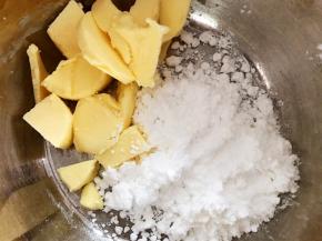 黄油软化后加入糖粉和盐