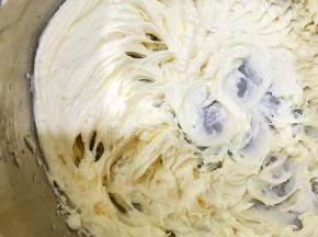 再用电动打蛋器打发至颜色发白