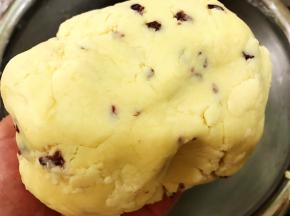 戴上手套揉成团，不要过度揉成团即可