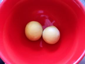 准备2个熟的蛋黄