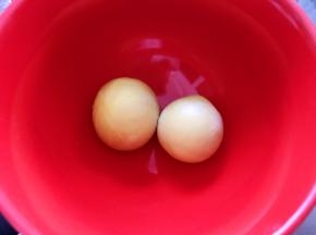 准备2个熟的蛋黄