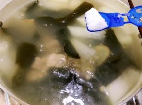 待冬瓜煮软后，按照个人口味加入适量盐调味即可关火
