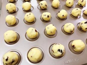 冷藏好的面团分成13克左右一个的小面团后搓圆