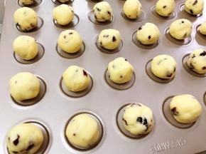 冷藏好的面团分成13克左右一个的小面团后搓圆