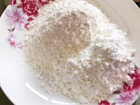 低筋粉和玉米淀粉称重混合均匀