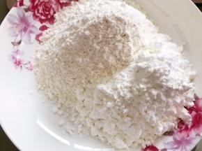 低筋粉和玉米淀粉称重混合均匀