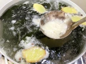 撇去表面的浮末后，盖上盖子炖30分钟（小心溢锅哦，可以在锅上放一根筷子再盖上盖子）