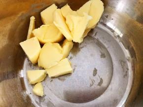 黄油切块放入盆里软化
