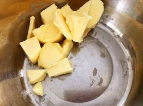 黄油切块放入盆里软化