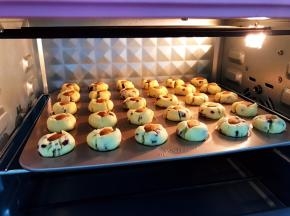 放入预热好的烤箱中层170度上下火烤15到20分钟左右