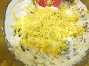 蛋黄过完筛后拌匀