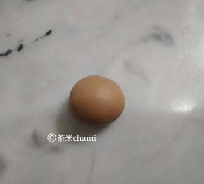 把可可面团平均每成每个25克的剂子，排气后，揉圆。