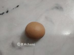 把可可面团平均每成每个25克的剂子，排气后，揉圆。
