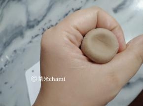拿起来，轻握轻按出一个洞，这个小处理是等下加上小熊后，不会因发酵后凸起来，影响造型。
