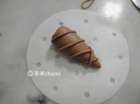 如图这样把线交叉贴。
