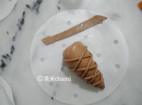 再把可可面团擀平，切平，贴在甜筒上面 丨。