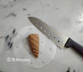 另一个做法简单快捷。用刀子割出格子线。如图。