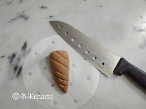 另一个做法简单快捷。用刀子割出格子线。如图。