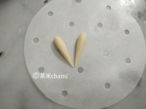 1.5克的白面揉圆，搓成小水滴状当小兔的耳朵。