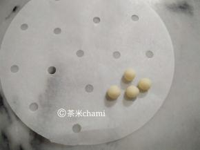 红豆般大小的小圆面当兔子小爪子。