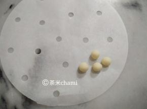 红豆般大小的小圆面当兔子小爪子。