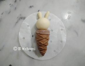 然后把头和耳朵，抹上水组装到甜筒上去。