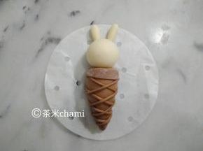 然后把头和耳朵，抹上水组装到甜筒上去。