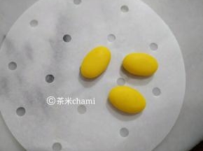 3克的黄面团，揉圆搓成椭圆形。