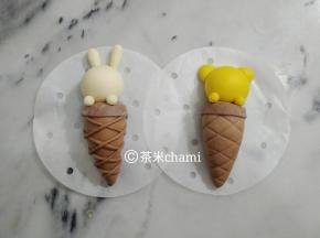 然后粘水组装到甜筒上面去。