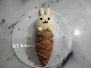 再用黑面团，搓出表情。可以随意发挥想像。
夏天室温发酵半小时，冬天烤箱30度发酵半小时，蒸十分钟。